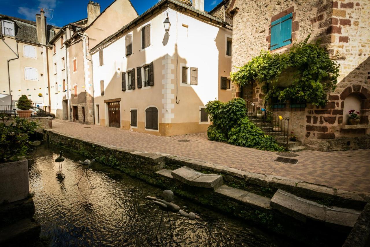 Logis Hotel Restaurant Du Commerce La Canourgue Exterior foto